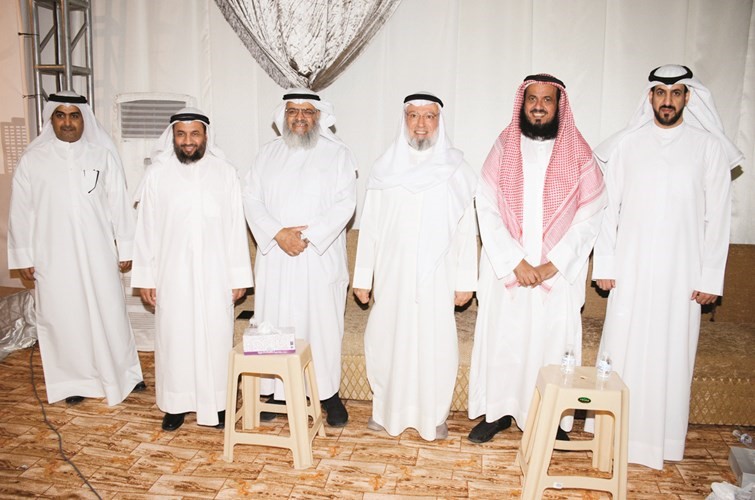 باقر متوسطا بعض الحضور﻿