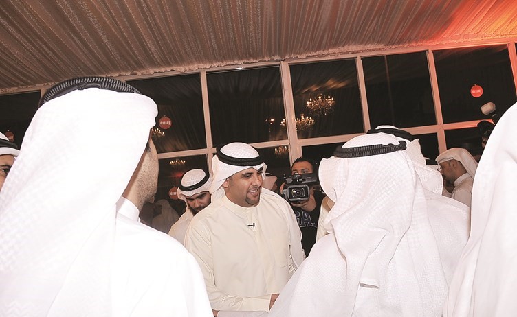 يوسف الفضالة خلال استقباله الناخبين﻿