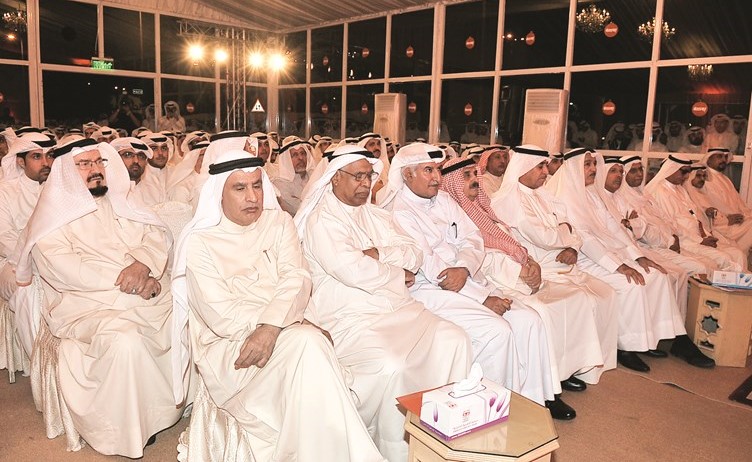 جانب من الحضور خلال افتتاح المقر الانتخابي لمرشح الدائرة الثالثة يوسف الفضالة ويبدو في مقدمة الحضور صالح الفضالة						(زين علام)﻿