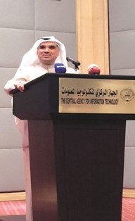 قصي الشطي متحدثا للحضور خلال المنتدى﻿