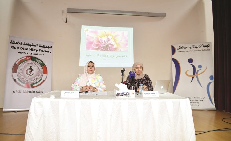 هدى الخالدي وتسنيم بوحمرة خلال المحاضرة 	(فريال حماد)﻿
