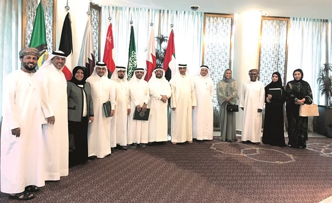 د.نورية العوضي مع المشاركين في الاجتماع﻿