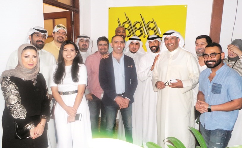طلال الياقوت يتوسط فريق عمل FM 88.8﻿