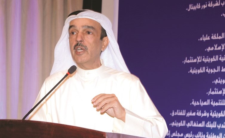 مرشح الدائرة الخامسة ناصر المري متحدثا خلال الندوة 	(مجدي عبدالعزيز)﻿