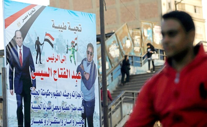  ومواطنون رفعوا لوحات تعدد انجازات الرئيس السيسي للرد على مختلقي الازمة(رويترز)﻿