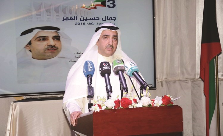 مرشح الدائرة الثالثة النائب السابق جمال العمر متحدثا الى ناخبيه في مقره الانتخابي	(احمد ابو عطية)﻿
