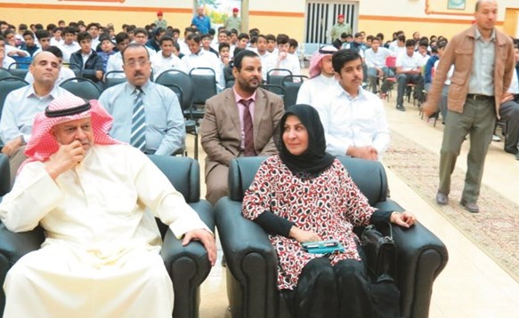  الكندري مع مدير المدرسة في مقدمة الحضور ﻿