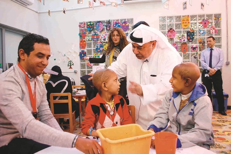 دعم أبوي من السفير الذويخ للأطفال في المستشفى ﻿