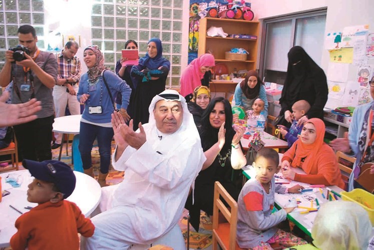 السفير الذويخ في لقطة أبوية يشارك الأطفال المرضى أنشطتهم المحببة﻿