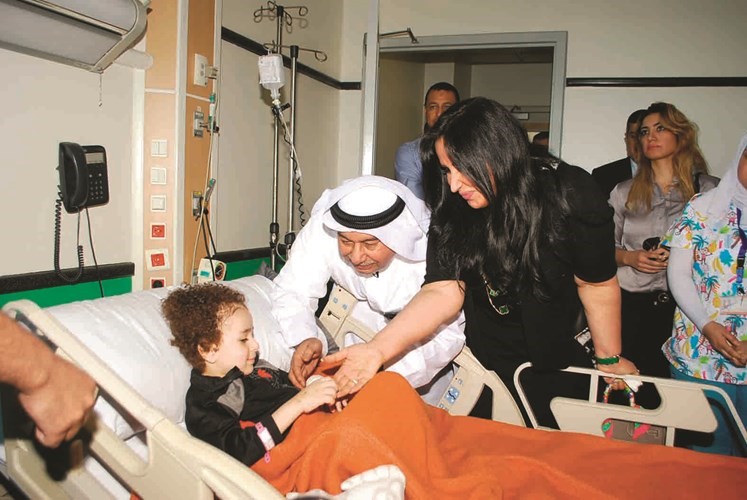 حديث باسم مع أحد الأطفال﻿