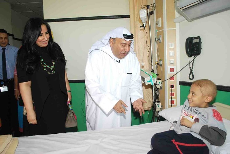 السفير محمد الذويخ يطمئن على حالة أحد الأطفال المرضى﻿