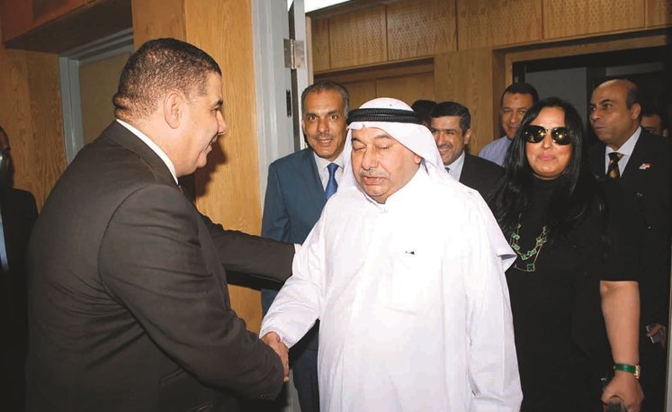 الذويخ يدعو طلاب مستشفى 57357 لزيارة سفارتنا بالقاهرة