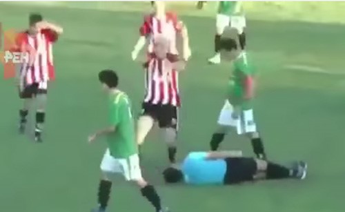 بالفيديو.. لاعب يردي الحكم قتيلاً بهذه اللكمة المهولة
