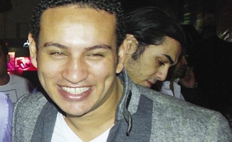 بالفيديو ..فنان مصري يتعرض للتحرش أثناء إحيائه احدى الحفلات