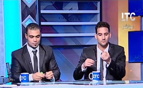 بالفيديو.. مصريان من اقوى الرجال يأكلان الجمر على الهواء!