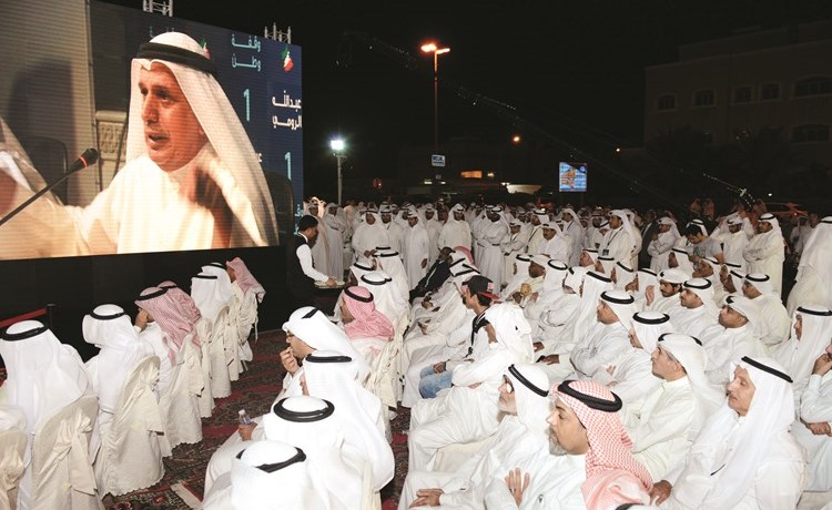 جانب من الحضور خلال افتتاح المقر الانتخابي للنائب السابق ومرشح الدائرة الاولى عبدالله الرومي﻿