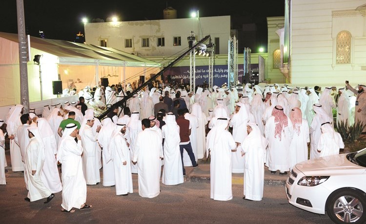الحضور خارج مقر الرومي﻿
