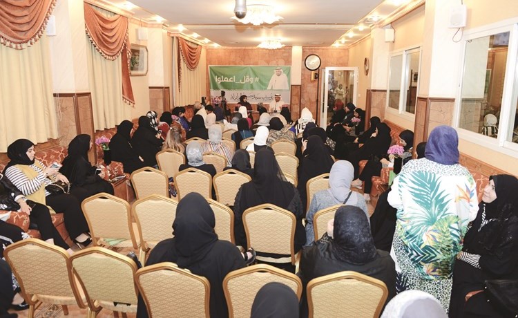 جانب من الحاضرات خلال الندوة﻿