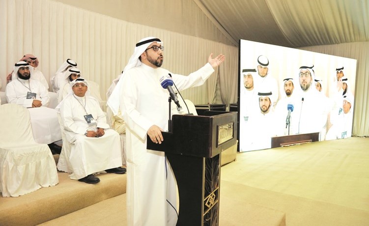 مرشح الدائرة الأولى عضو مجلس الأمة المبطل المحامي أسامة الشاهين متحدثا للحضور					(هشام كامل)﻿