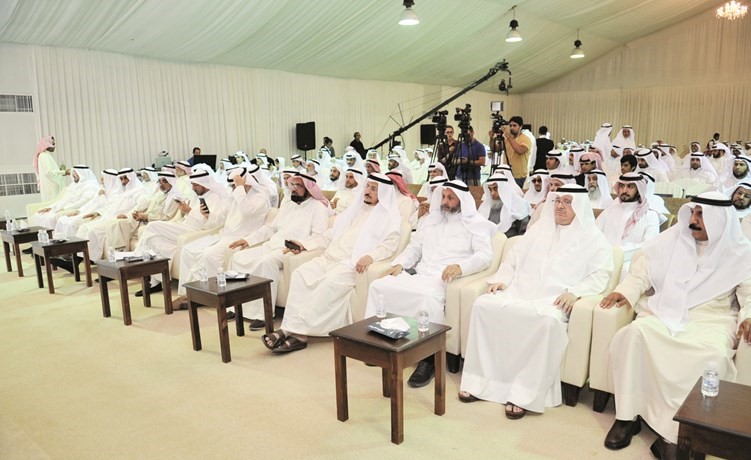 جانب من الحضور يتقدمهم محمد العليم ومبارك الدويلة ومبارك صنيدح خلال افتتاح المقر الانتخابي لمرشح الدائرة الأولى عضو مجلس الأمة المبطل المحامي أسامة الشاهين﻿