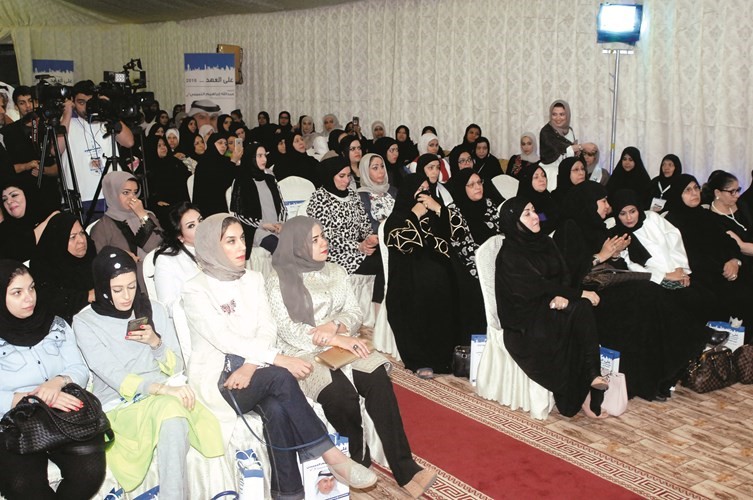 ناخبات الدائرة الخامسة يتابعن المرشح عبدالله إبراهيم التميمي في الندوة﻿