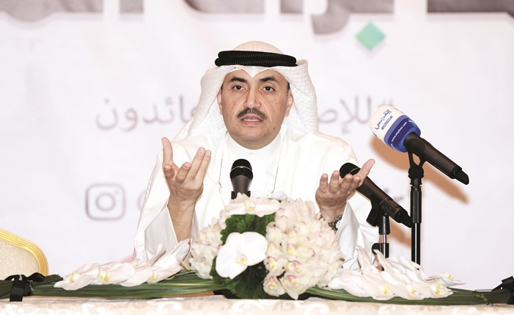 النائب السابق ومرشح الدائرة الثانية محمد المطير متحدثا للحاضرات﻿