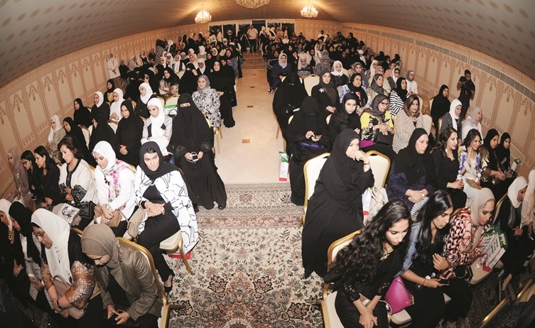 جانب من الحاضرات خلال الندوة النسائية للنائب السابق ومرشح الدائرة الثانية محمد المطير﻿