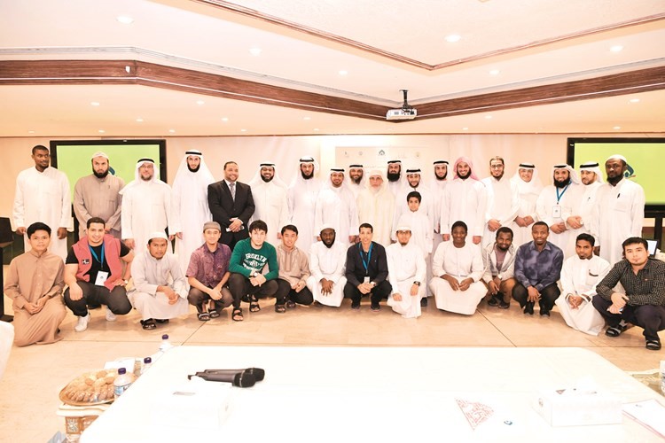 الشيخ محمد الشريف السحابي ود.خالد الحيص ود.يعقوب الراشد مع المشاركين في الأمسية القرآنية						(قاسم باشا)﻿