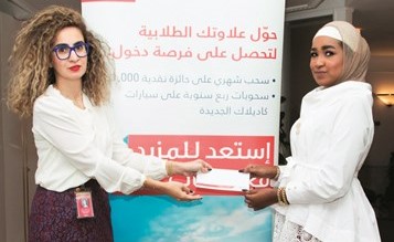 منال بركات تهنئ سعاد المرزوق الفائزة الثامنة في سحب Red الشهري﻿