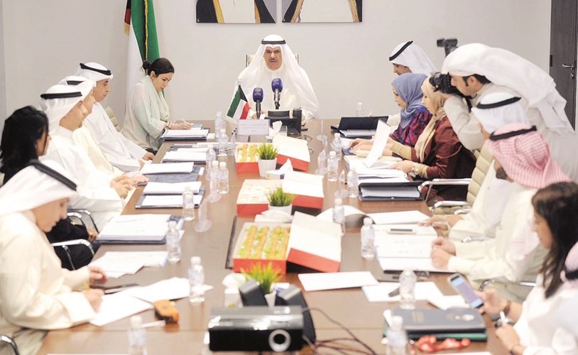 الشيخ سلمان الحمود مترئسا اجتماع الهيئة العامة للشباب﻿