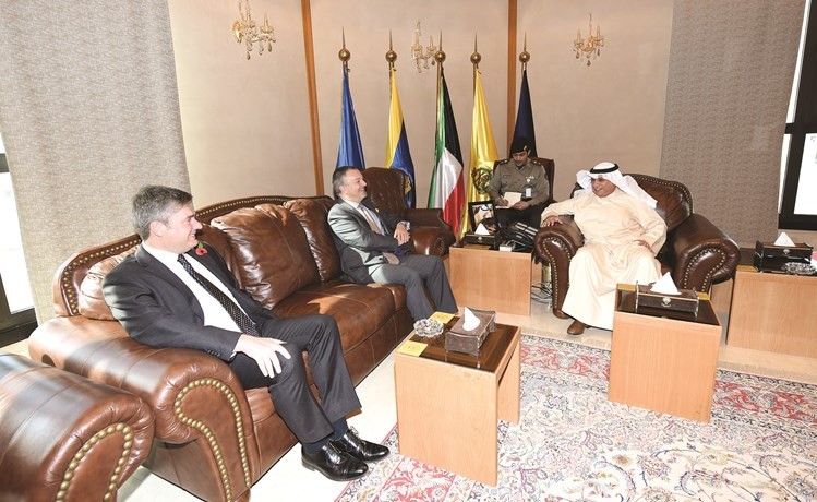 الشيخ خالد الجراح خلال استقبال السفير البريطاني ماثيو لودج ﻿
