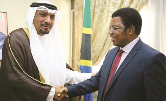 السفير جاسم الناجم خلال لقائه رئيس الوزراء التنزاني﻿