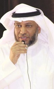 م.خليفة الفريج متحدثا إلى الطلبة﻿