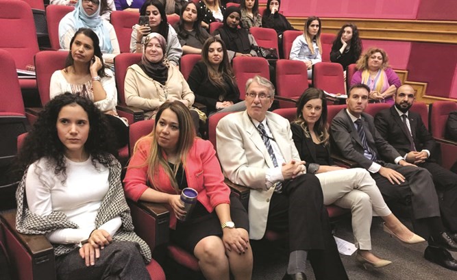السفير الأسترالي لدى البلاد وارن هاوك ومدير الشؤون الأكاديمية في كلية بوكسهل نيل ريكاردس وعدد من الحضور﻿