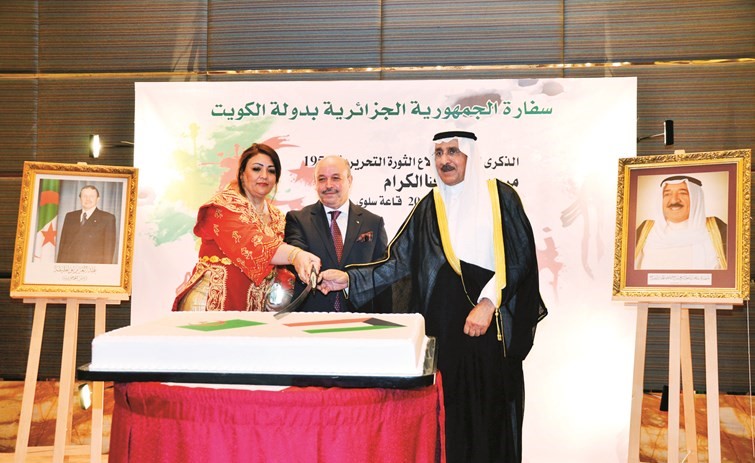 الوزير أحمد الجسار مشاركا السفير الجزائري عبدالحميد عبداوي وحرمه بقطع كيكة الاحتفال ﻿