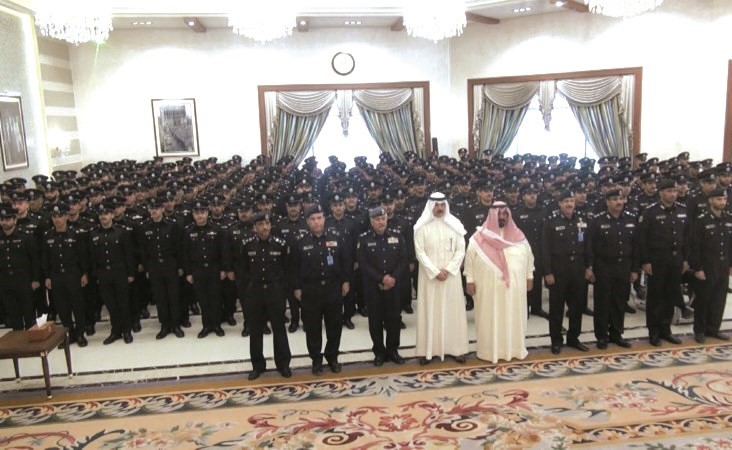 الشيخ محمد الخالد في لقطة تذكارية مع الخريجين﻿