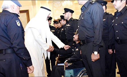 الشيخ محمد الخالد مصافحا احد الضباط الخريجين