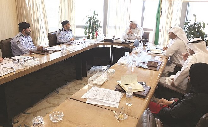 د. خالد مهدي واللواء خالد التركيت وعدد من مسؤولي التخطيط والإطفاء خلال الاجتماع﻿