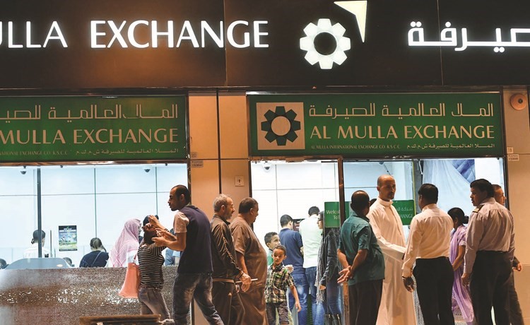 الازدحام مستمر امام محلات صرافة رغم ارتفاع سعر تحويل الجنيه امام الدينار	(قاسم باشا)﻿