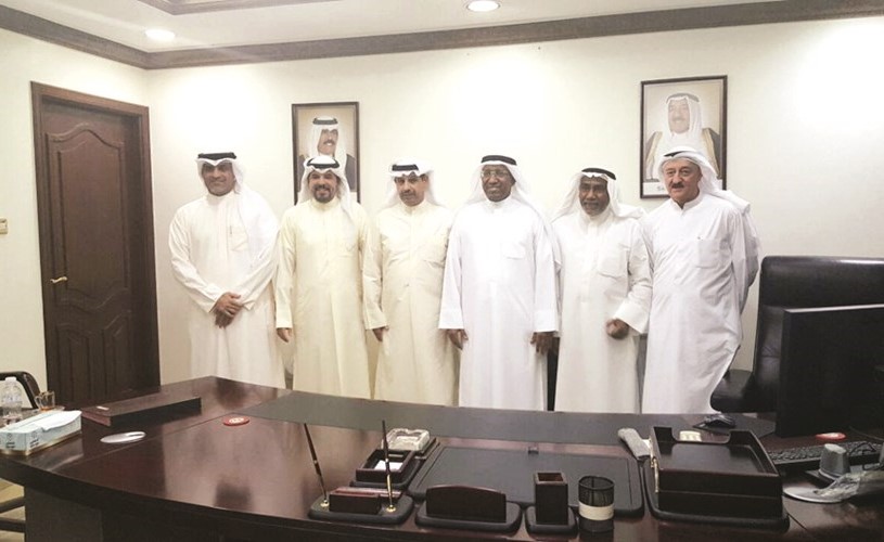 فليطح يتوسط أعضاء اللجنة المعينة﻿
