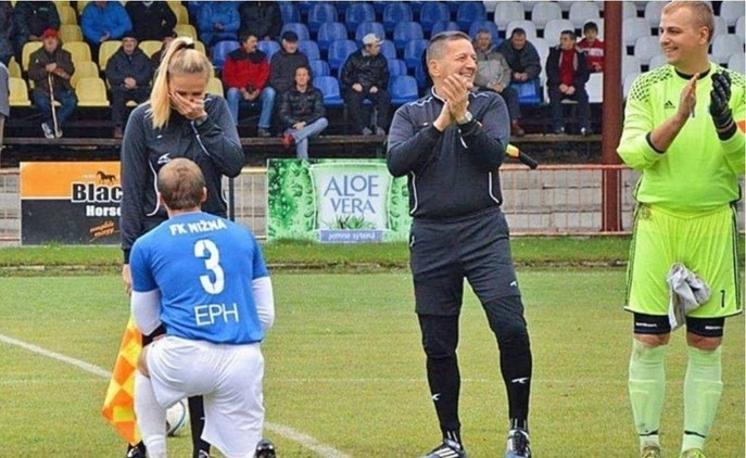 بالفيديو..لاعب كرة قدم يطلب الزواج من الحكم بعد المباراة