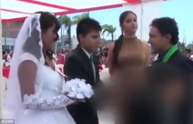 بالصور.. اقتحمت حفل زفافه وبين يديها طفله... ماذا فعل العريس؟