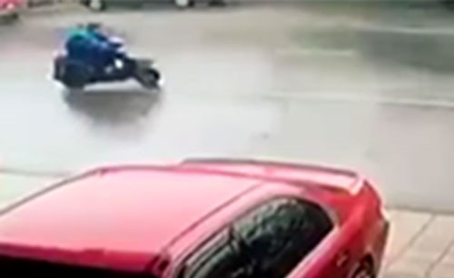 بالفيديو: شاهد ماذا فعلت يافطة براكب دراجة أثناء عاصفة هوجاء