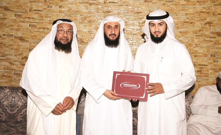 د.التميمي يكرم أحد الخريجين ﻿