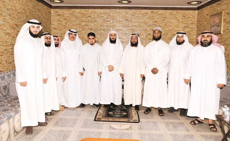 د.محمد التميمي ود.جابر الفضلي مع خريجي الجامعة ﻿