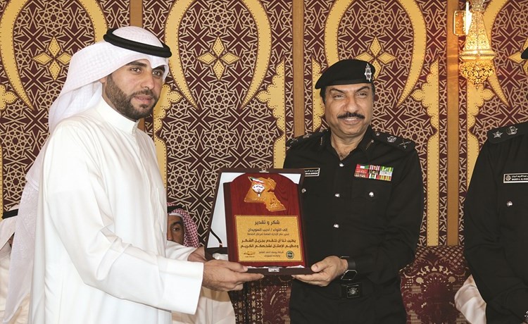 اللواء أديب السويدان يتسلم درعا تكريمية من شفروليه ﻿