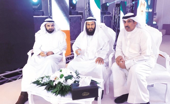 محمد هايف ومبارك الوعلان وخالد النيف خلال الندوة﻿