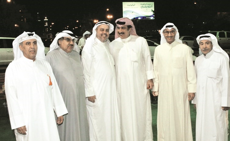 مرشح الدائرة الثالثة د. حمد التويجري متوسطا بعض ابناء الدائرة﻿