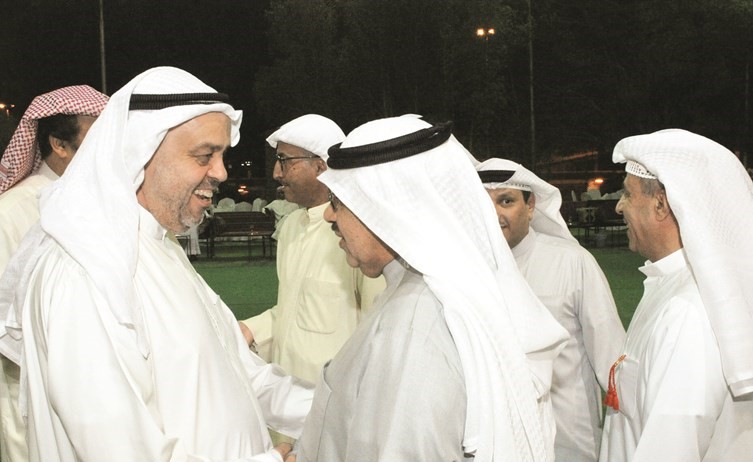 د. حمد التويجري في استقبال احد الناخبين﻿
