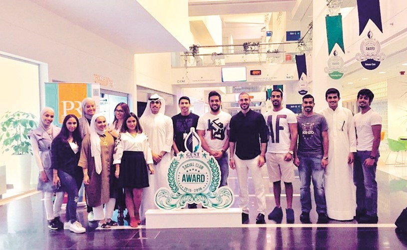 عدد من المشاركين في الندوة﻿